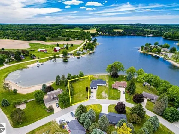 3 Peterson Dr, Cadillac, MI 49601