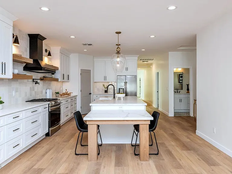 938 E Coronado Rd — Photo 17