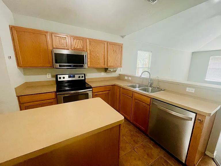 2701 Morningside Dr — Photo 2