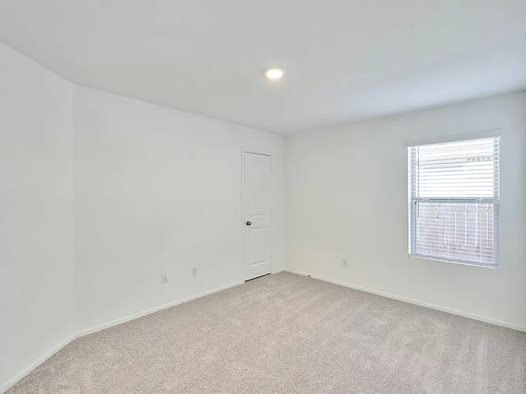 6313 Barrington Cliff Trl — Photo 10