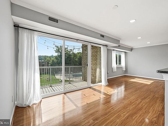 3rd image of 2901 Charing Cross Rd APT 11