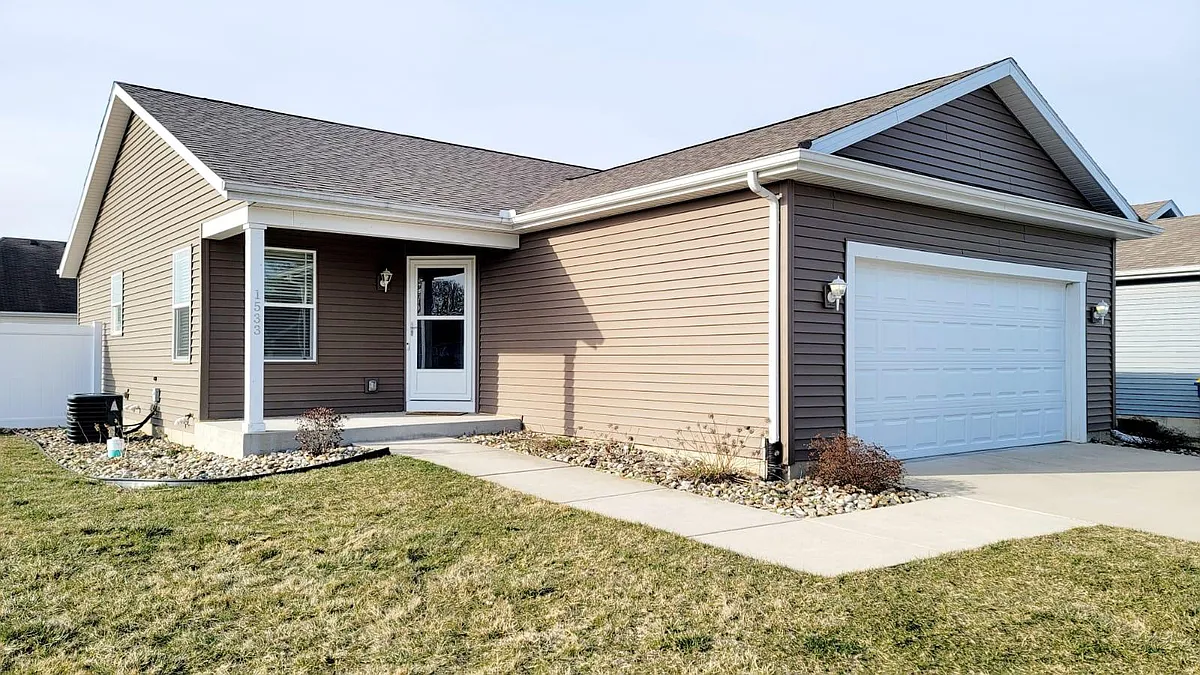Photo 2 of 21 - 1533 Tall Grass Prairie Dr - Mishawaka, IN Building Photo - 1533 Tall Grass Prairie Dr