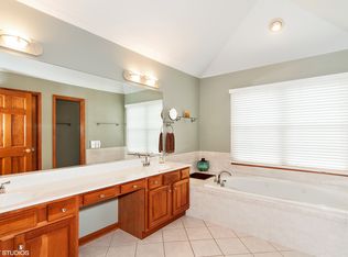 8 Johnson Woods Dr, Batavia, IL