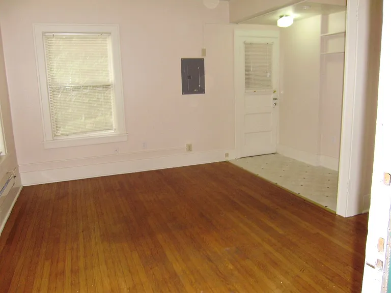 406 Summit Ave E — Photo 9