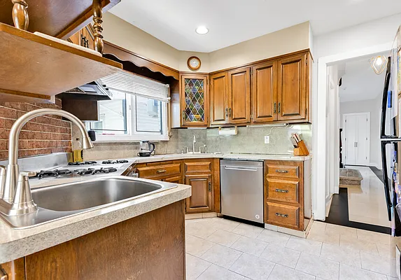 Sold by Remax Edge | media 16