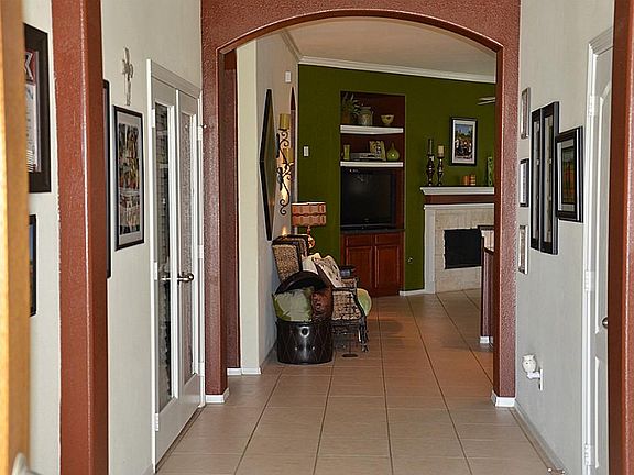 wide and inviting entry way into this adorable home