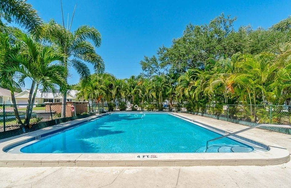 Pool and Sun Deck