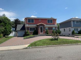 28 Birchwood Dr S, Valley Stream, NY 11580