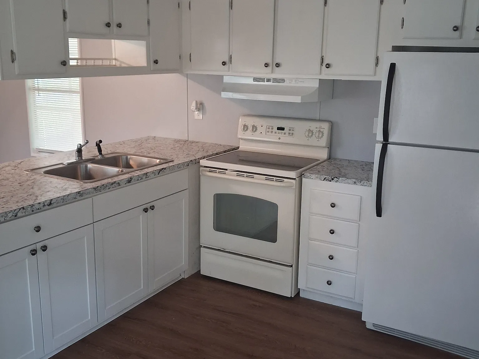 3 bed, 924 sqft, $1,300 — Photo 2