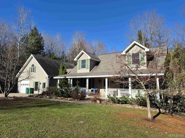 325 Foster Creek Dr, Marquette, MI 49855