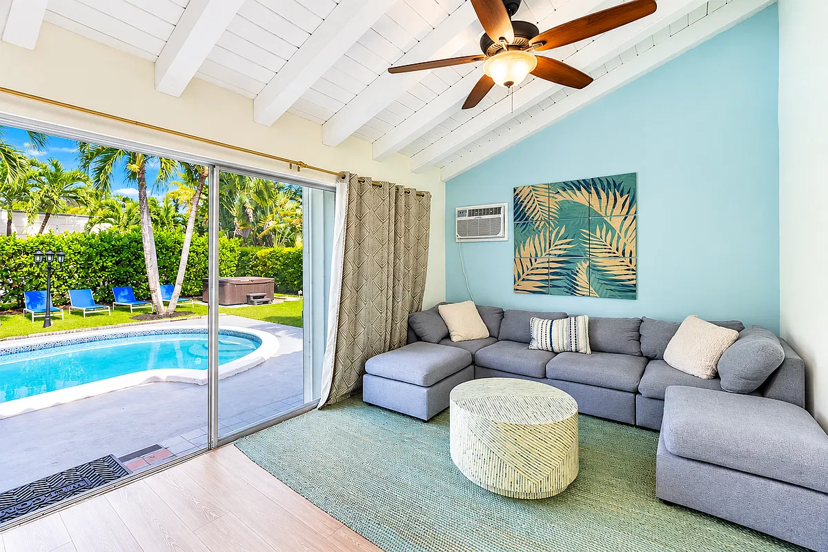 6 bed, 4.0 bath, 2360 sqft, $5,000 — Photo 2