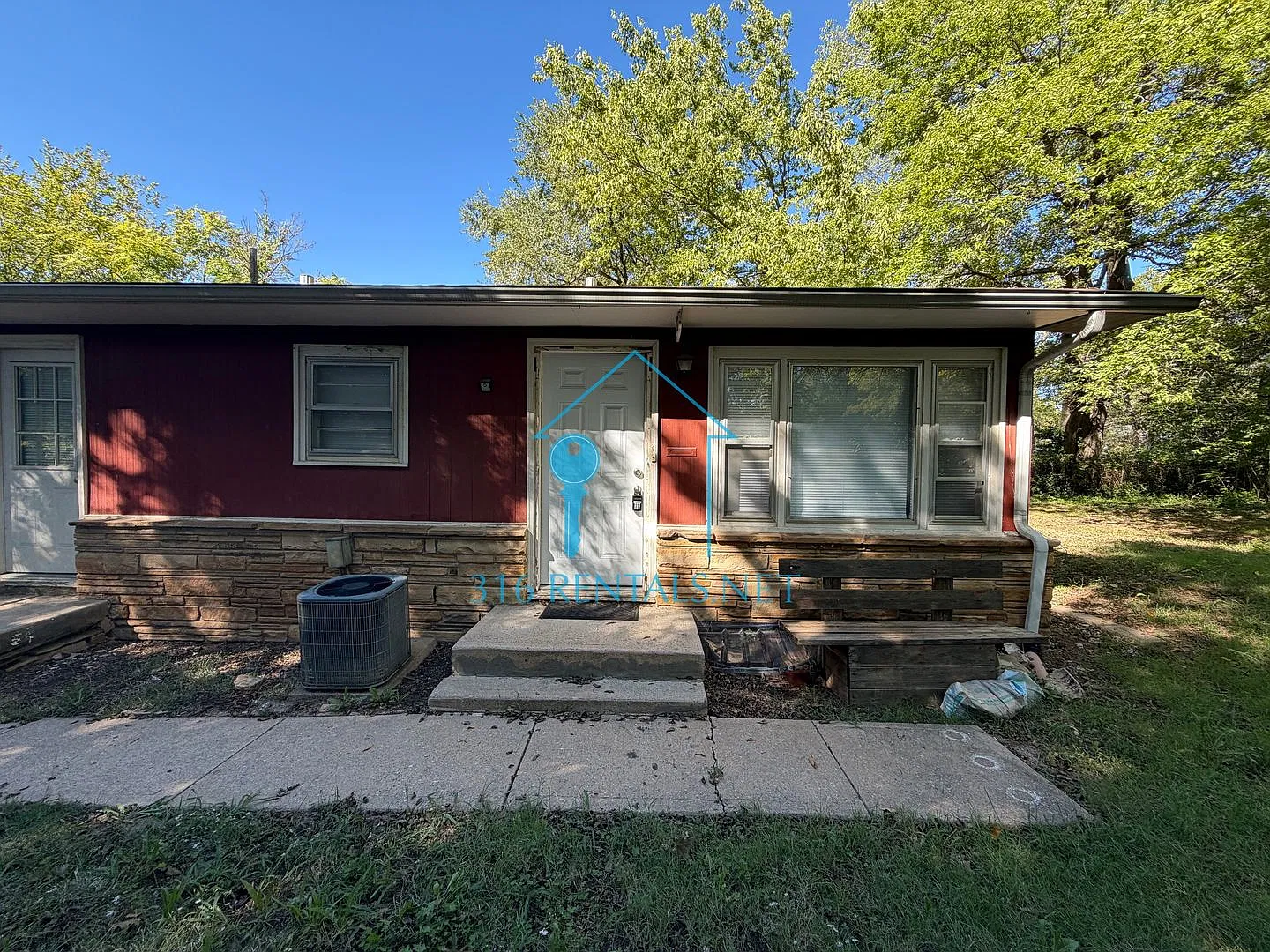 $950 - 2 bed 1 bath - Beautiful Duplex — Photo 2