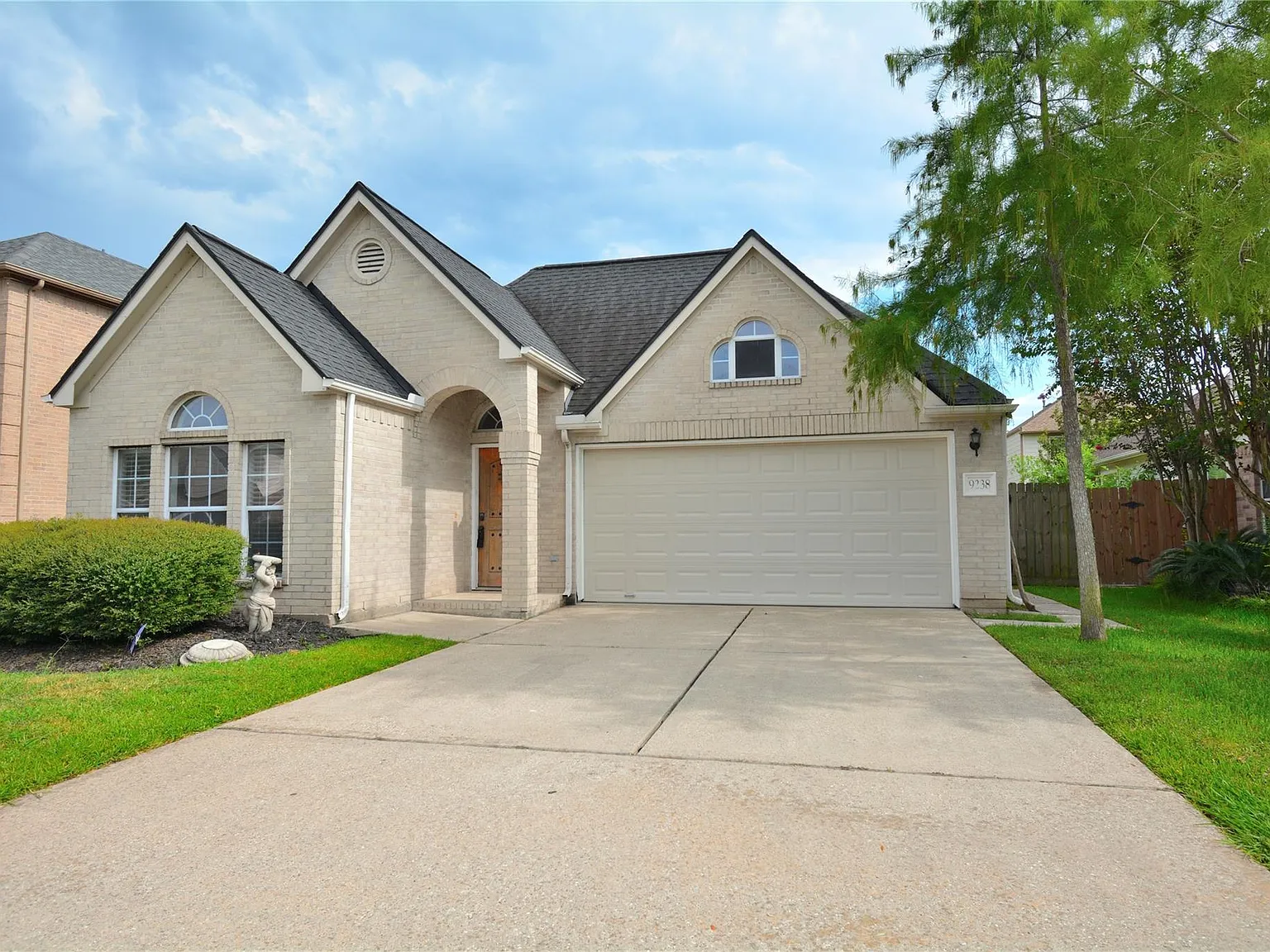 3 bed, 2.0 bath, 1444 sqft, $2,100 — Photo 2