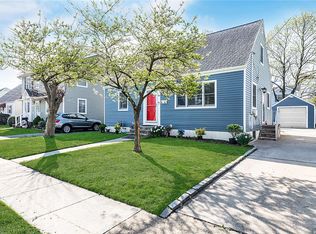 16 Scott St, New Hyde Park, NY 11040
