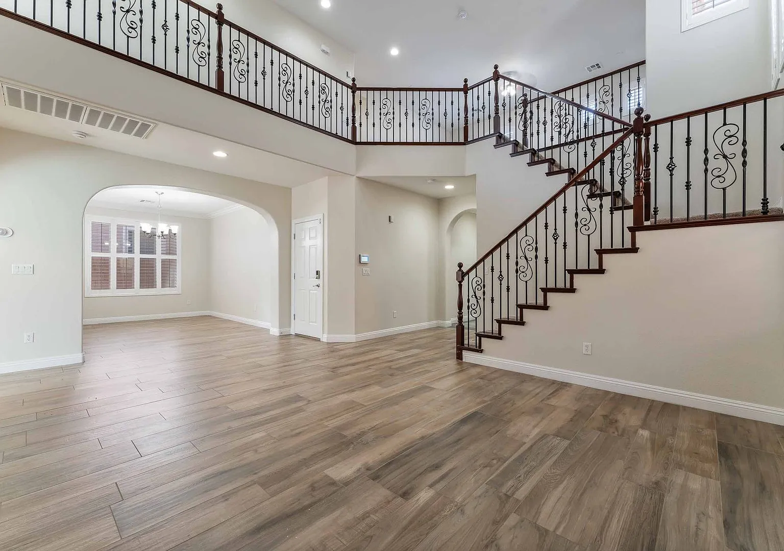 Immaculate 3 bedrooms & 3 bathroom home located in a gated community in Summerlin! — Photo 3