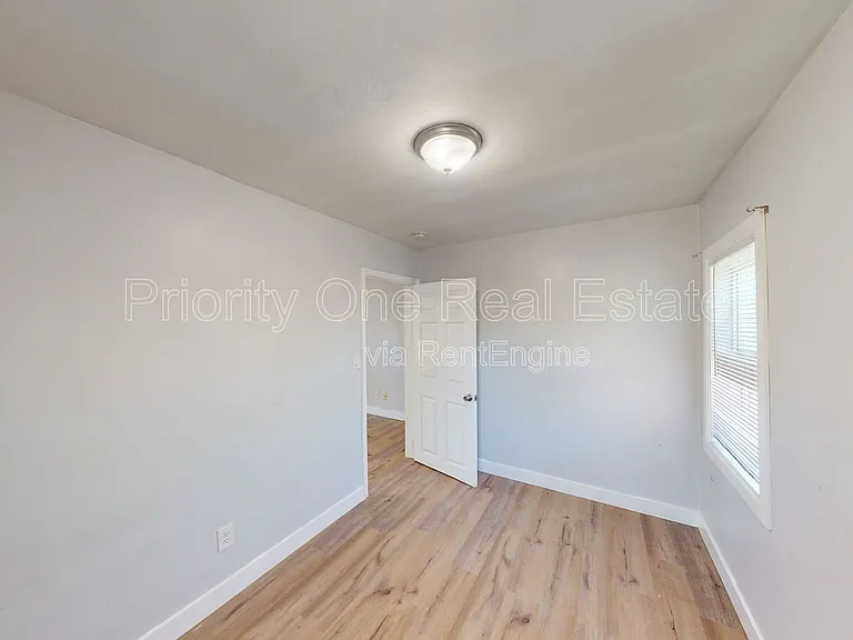 2954 1/2 Webster Ave — Photo 4