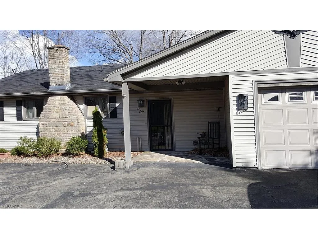 160 Hawthorne Dr photo 1