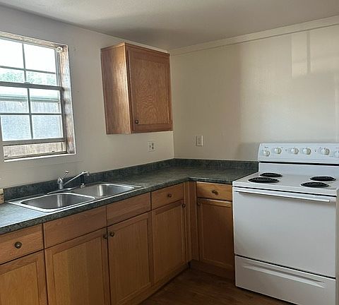 4th image of 612 F Ave #2