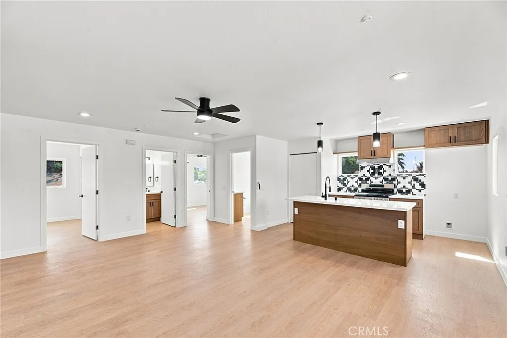 2 bed, 915 sqft, $3,204 — Photo 4