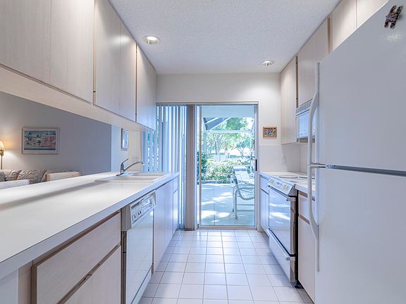 5th image of 4403 Water Oak Ct