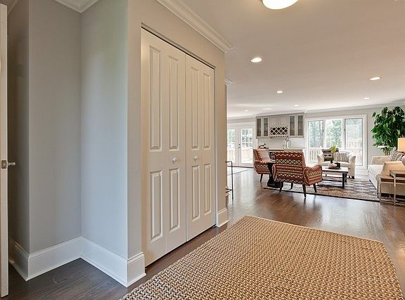 5th image of 330 Basswood Dr