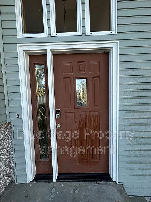 4 bed, 2.0 bath, 2444 sqft, $2,450 — Photo 3