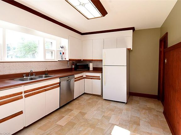 4th image of 23 Bond St S