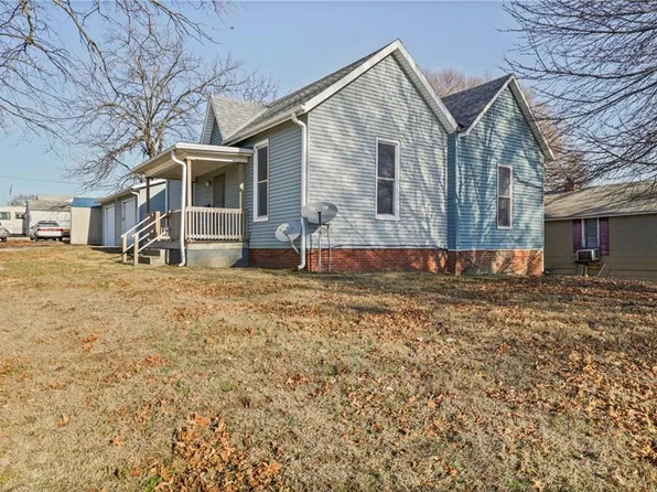 2203 Walnut St, Higginsville, MO 64037