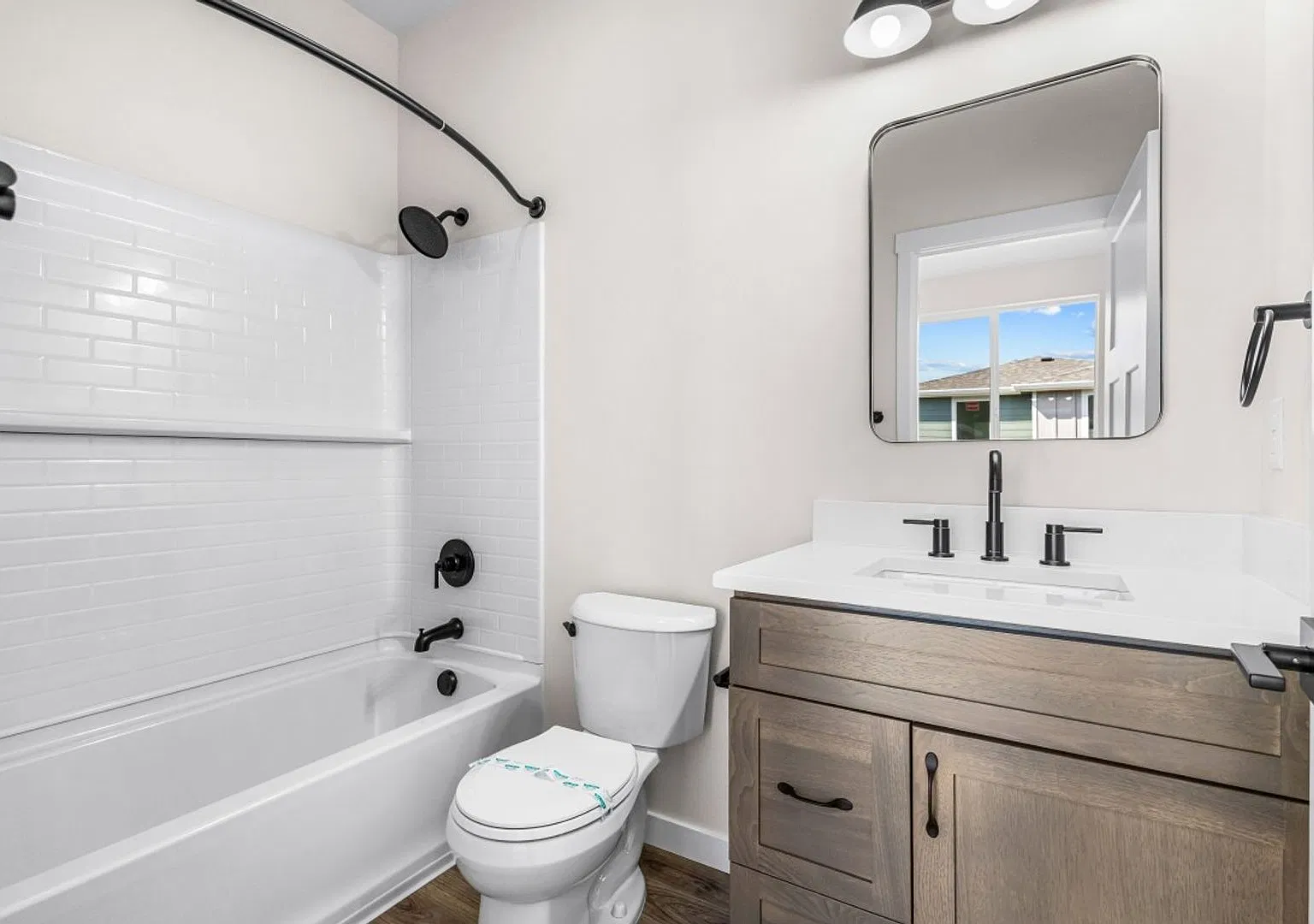 September Move In 3 bed 3 bath NEW Dixon Cottages — Photo 3