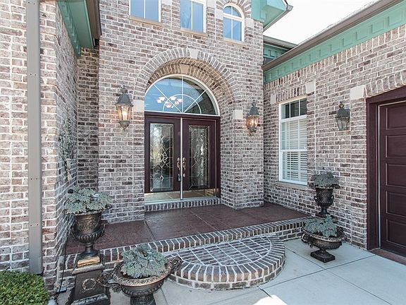 2nd image of 18564 Wychwood Pl