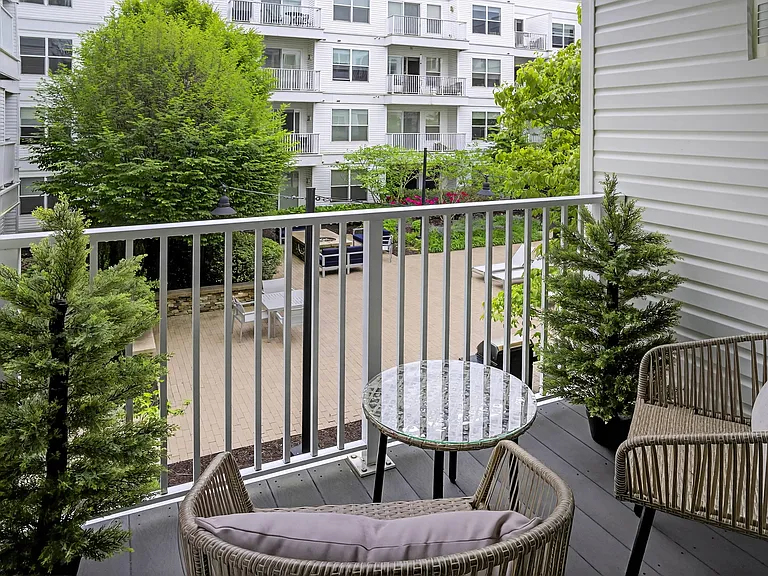 75 Tresser Blvd Apartments — Photo 35