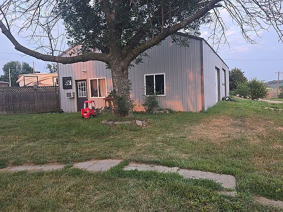 3rd image of 406 2nd St
