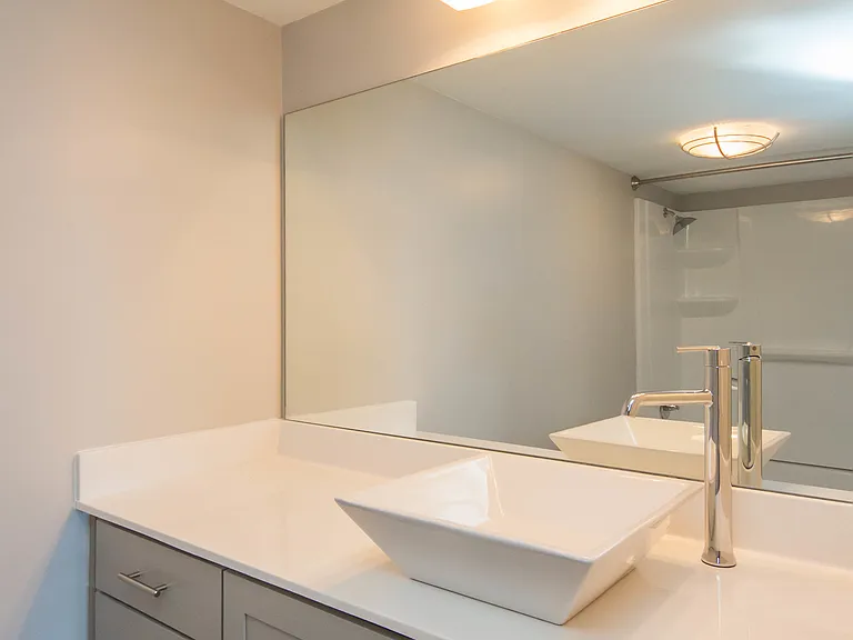 Park Plaza Apartments — Photo 11