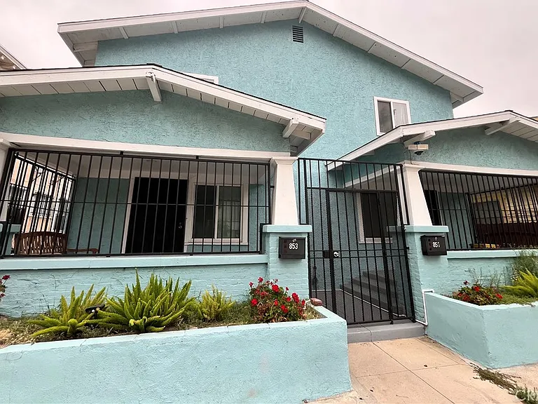 851 W 40th Pl — Photo 1