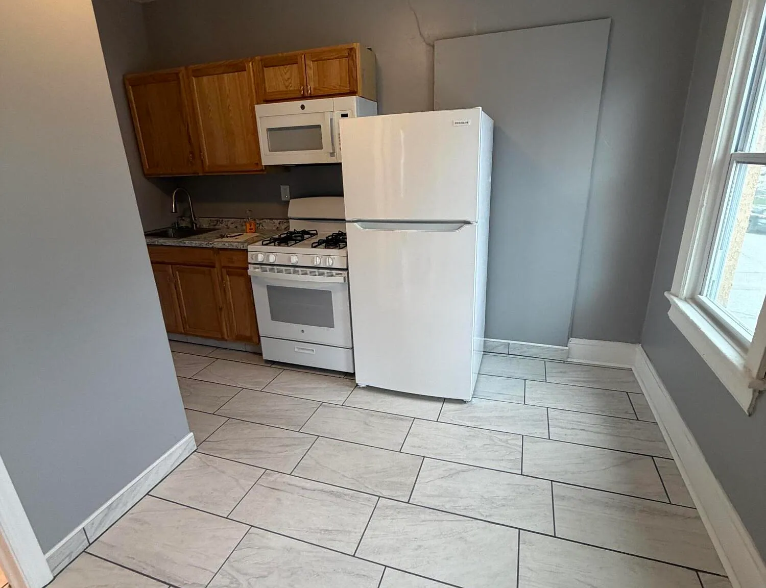 2 bed, 1.0 bath, 1200 sqft, $1,300 — Photo 1