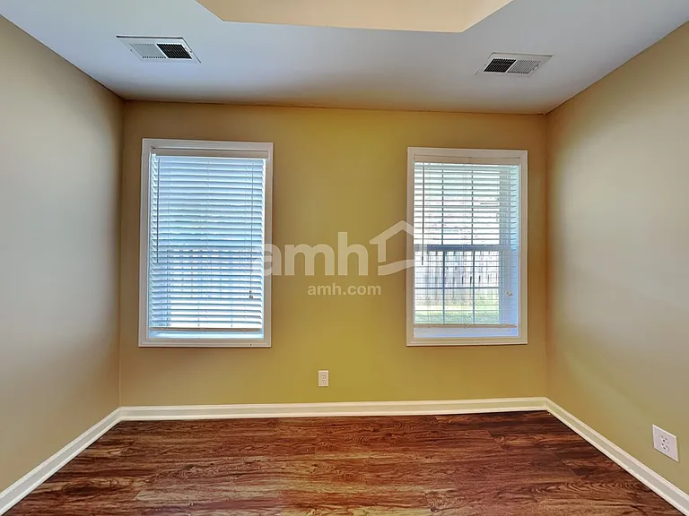 1004 Hendricks Ct — Photo 10