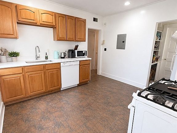 3rd image of 83 Francis St #5