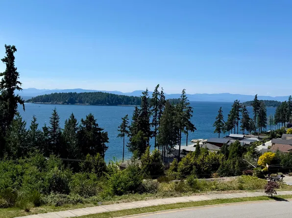5964 Barnacle St, Sechelt, BC V7Z 0V1