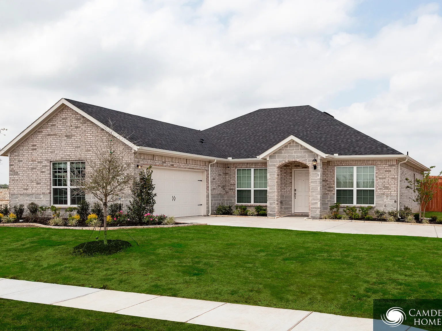 1422 Cedarhurst Dr — Photo 1