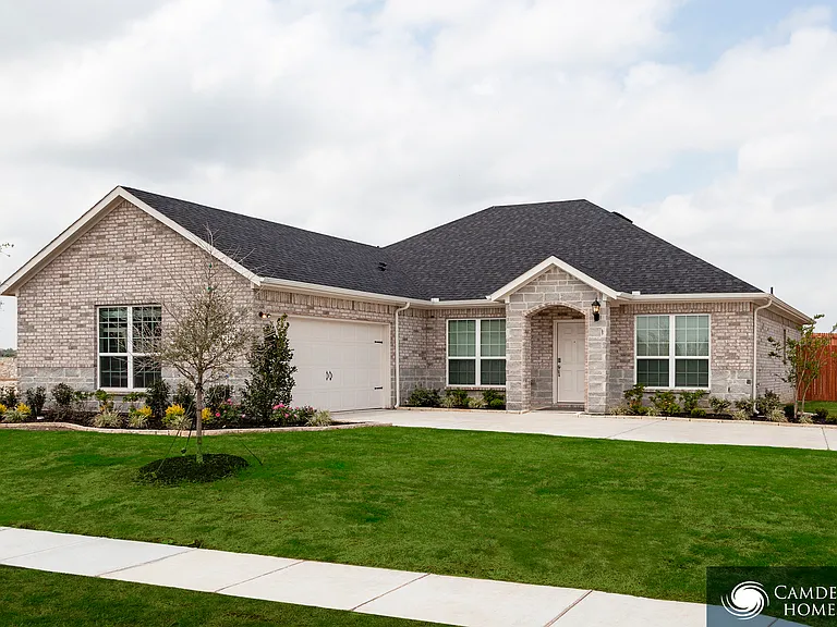 1422 Cedarhurst Dr — Photo 1