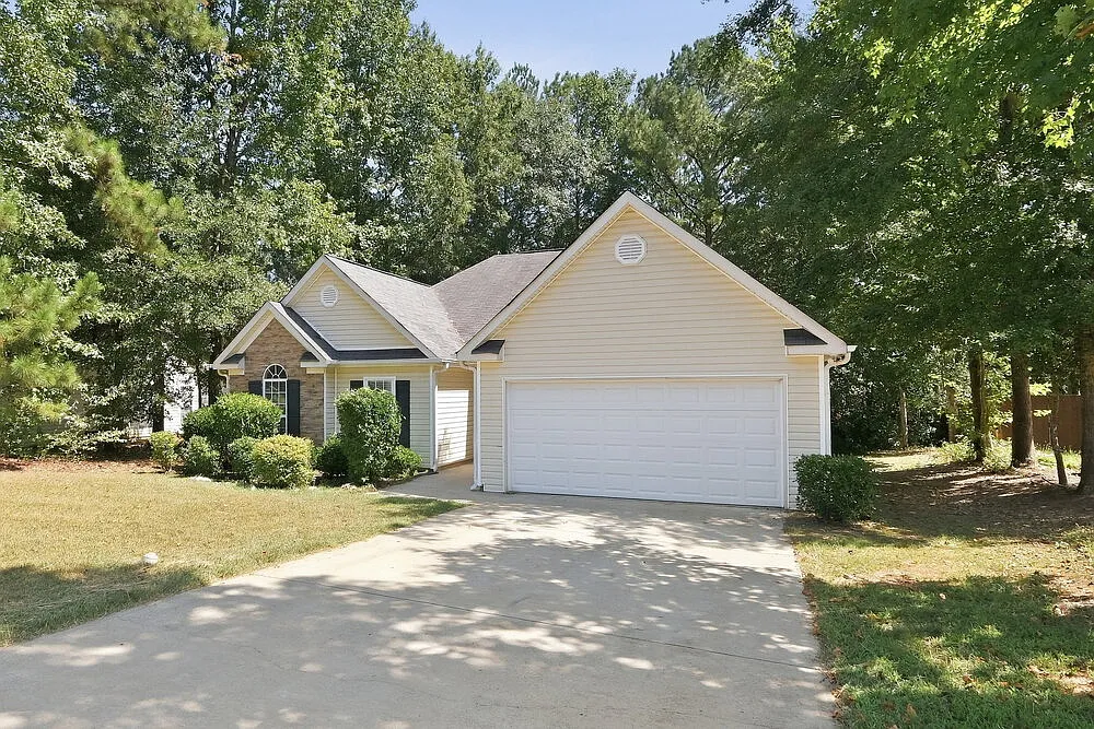 3 bed, 2.0 bath, 1492 sqft, $1,945 — Photo 1