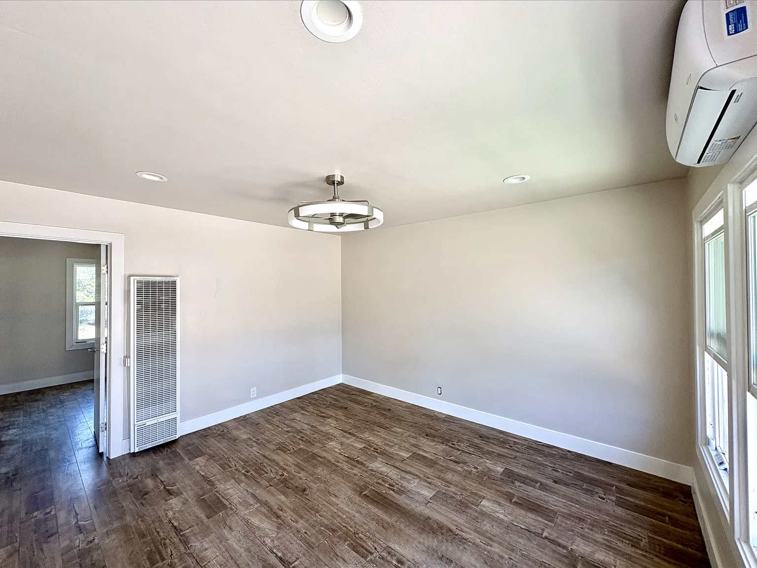 2139 Locust Ave — Photo 2