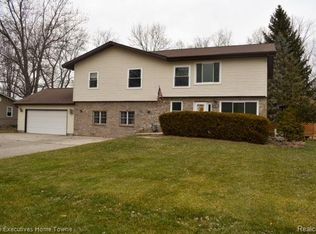 5250 Robinwood Dr, North Street, MI 48049