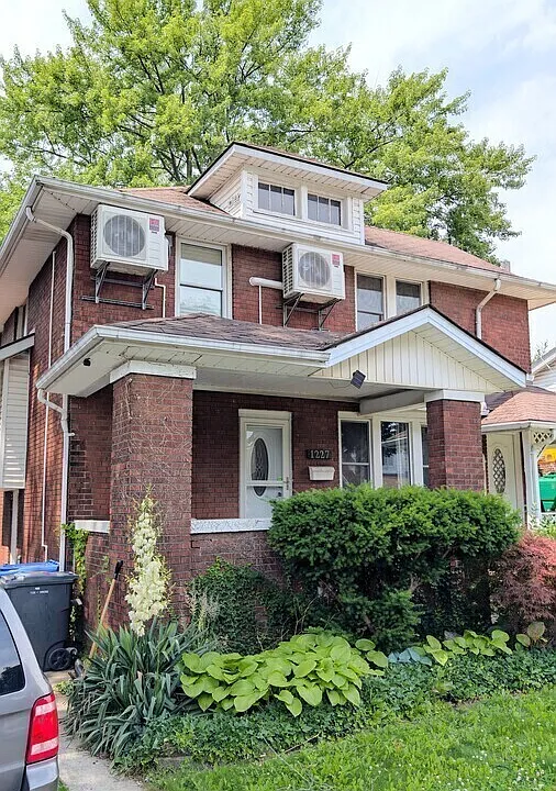 1227 Gladstone Ave