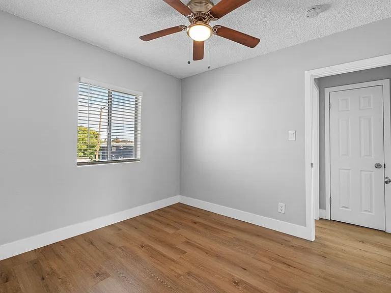 Colima Apartments — Photo 13