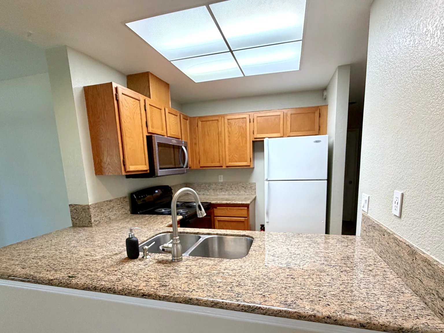 2 bed, 940 sqft, $3,000 — Photo 4