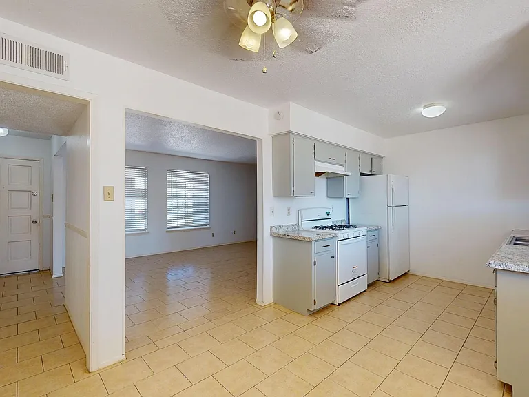 6925 Escondido Dr #B — Photo 10