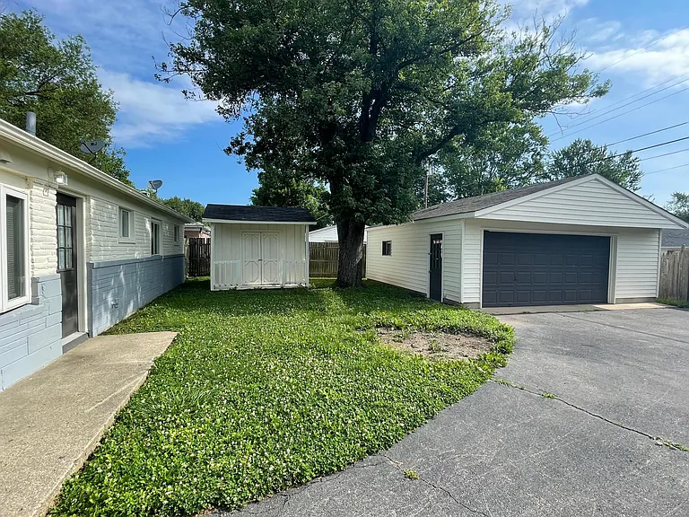 447 Southgate Dr — Photo 3