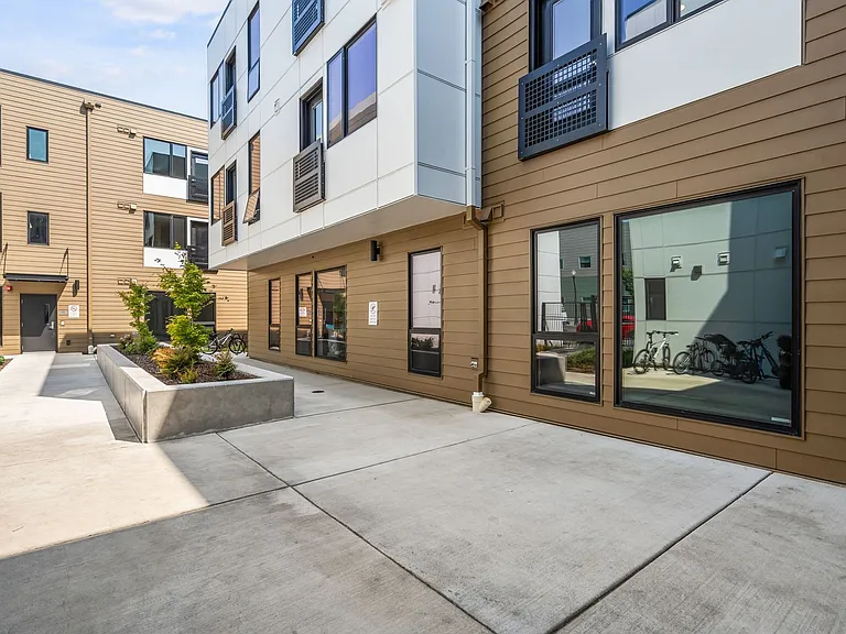 121 S Holly — Photo 3