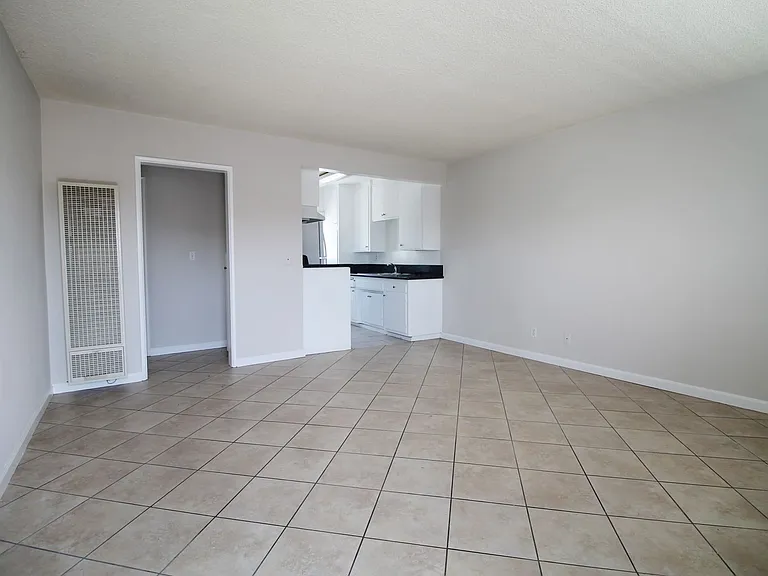 2311 Vanderbilt Lane — Photo 4